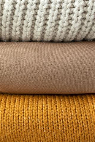 Står du og mangler en gave, så er nogle strikbluser til din dame perfekt!