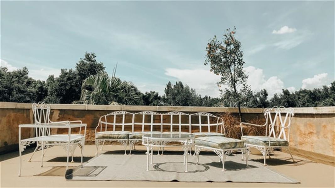 Dansk sommerhygge med hvidlamet havemøbler